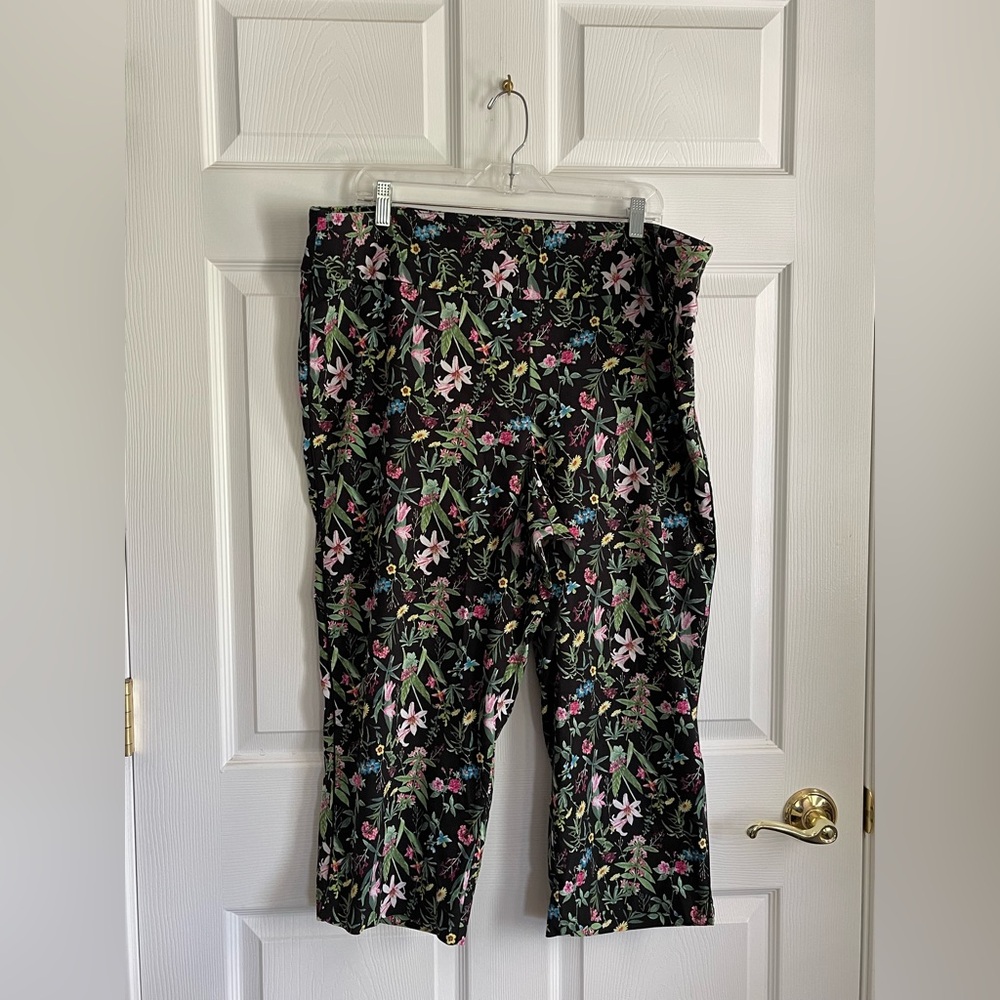 Roz & Ali Women’s Cropped Floral Print Pants